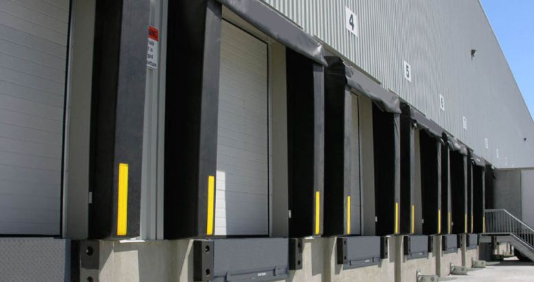 Commercial warehouse dock door shelter